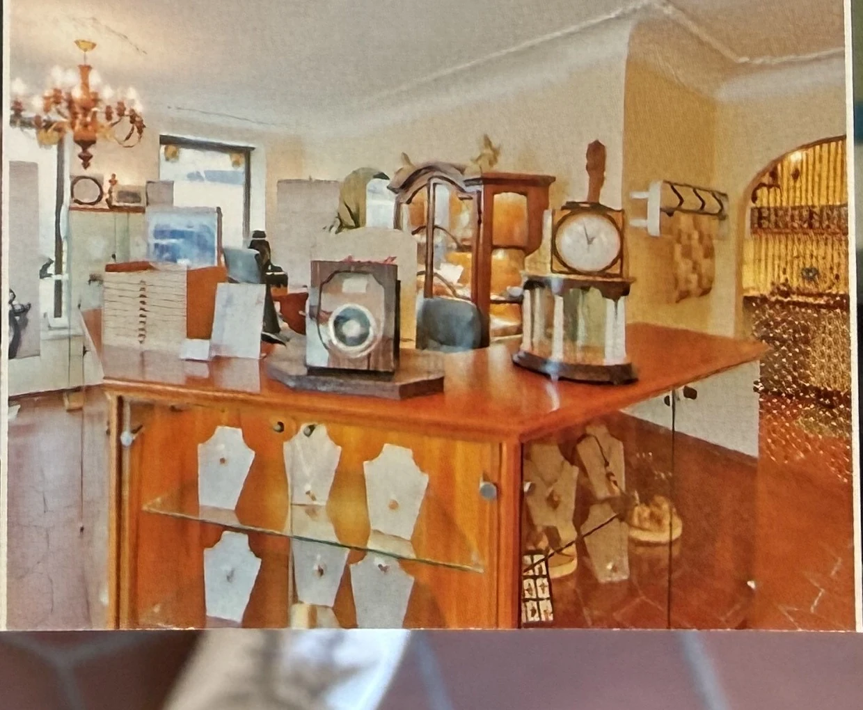 Blick in den Verkaufsraum des Ateliers mit Vitrine und ausgestellten Uhren