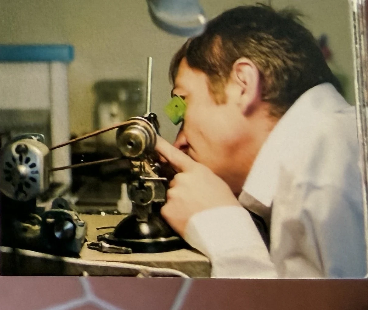Eduard Weinbender bei der Detailarbeit durch die Uhrmacherlupe am Werktisch