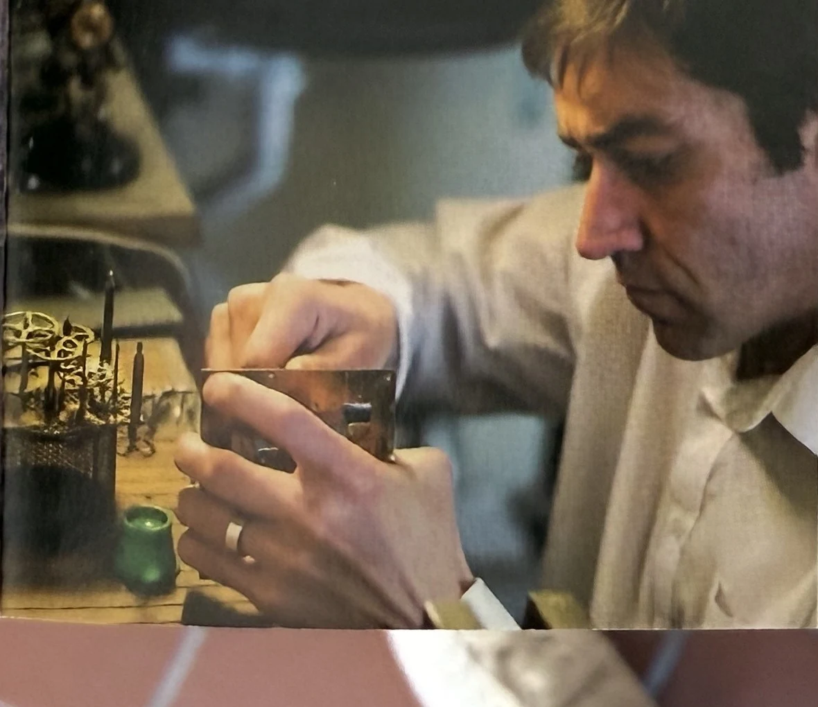 Eduard Weinbender bei der Feinarbeit an einem Uhrwerk an der Werkbank